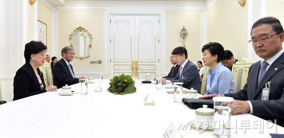 박근혜 대통령이 19일 오후 청와대에서 마가렛 찬 세계보건기구(WHO) 사무총장을 접견하고 있다.(청와대) 2015.6.20/뉴스1 <저작권자 © 뉴스1코리아, 무단전재 및 재배포 금지>