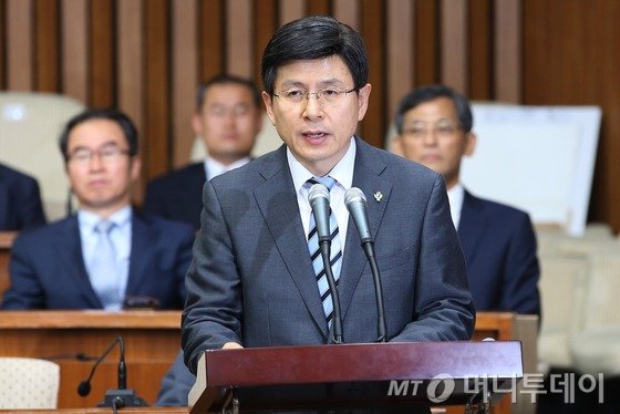 황교안 국무총리 후보자가 10일 오후 서울 여의도 국회에서 열린 사흘간의 인사청문회를 마친 뒤 마무리 발언을 하고 있다. 2015.6.10/뉴스1