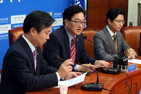 황교안 국무총리 후보자 인사청문회 마지막 날인 10일 오후 서울 여의도 국회 새정치민주연합 당 대표실에서 야당 국무총리 인사청문특위 위원들이 기자간담회를 갖고 있다. 왼쪽부터 홍종학, 우원식, 김광진 의원.2015.6.10/뉴스1