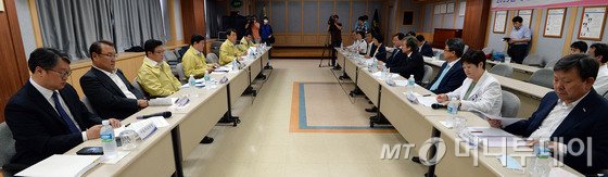 최경환 경제부총리 겸 기획재정부 장관이 24일 오후 서울 영등포구 한림대학교 강남성심병원에서 열린 메르스관련 의료인 간담회에서 인사말을 하고 있다. 최 부총리는 이날 발언을 통해 "경제부총리로서 이번 기회에 확고한 감염병 대응체계가 세워질 수 있도록 재정지원 필요사항을 적극 검토하겠다"고 밝혔다. 2015.6.24/뉴스1 <저작권자 © 뉴스1코리아, 무단전재 및 재배포 금지>