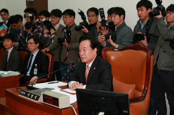 지난 3월18일 정치개혁특위 회의를 진행 중인 이병석 정개특위 위원장.