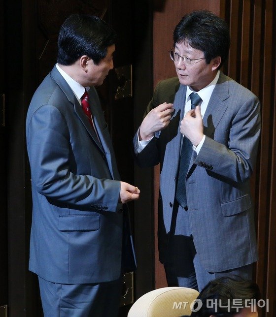 유승민 새누리당 원내대표와 이종걸 새정치민주연합 원내대표가 23일 서울 여의도 국회에서 열린 교육·사회·문화 분야 대정부질문 도중 굳은 얼굴로 대화를 나누고 있다. 2015.6.23/뉴스1