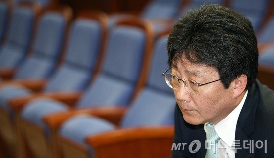 청와대의 국회법 개정안 거부권 행사로 여당 내 책임론이 불거지는 등 정국이 요동치는 가운데 새누리당 유승민 원내대표가 25일 서울 여의도 국회에서 열린 의원총회에서 입을 굳게 다문 채 생각에 잠겨 있다. 2015.6.25/뉴스1