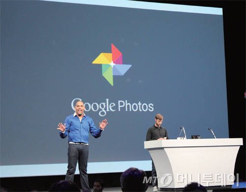구글 포토 담당 디렉터인 아닐 사브하르왈이 ‘구글 I/O 2015’ 기조연설 무대에서 사진과 영상을 무료·무제한으로 저장할 수 있는 ‘구글 포토스’를 공개하고 있다.
