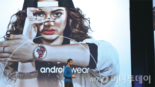 ‘구글 I/O 2015’에서 안드로이드 기반의 최신 웨어러블 기기를 소개하고 있다.<br>