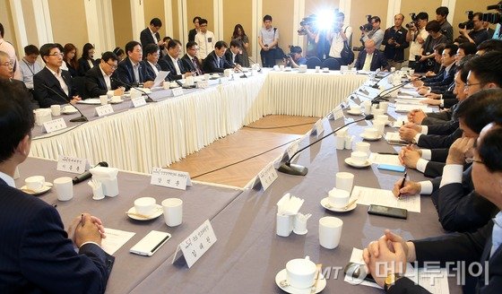 최경환 경제부총리 겸 기획재정부 장관이 25일 서울 여의도 국회 귀빈식당에서 열린 하반기 경제정책방향 당정협의에서 새누리당 유승민 원내대표와 악수를 나누고 있다. 정부와 새누리당은 이 자리에서 메르스 사태와 가뭄 피해 확산에 따른 긴급 지원 대책과 추가경정예산 편성 문제 등을 논의한다. 2015.6.25/뉴스1  <저작권자 © 뉴스1코리아, 무단전재 및 재배포 금지>