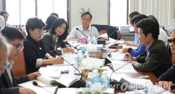 25일 오전 서울 여의도 국회에서 열린 보건복지위원회 법안심사소위원회에서 이명수 위원장과 여야 의원들이 메르스 법률안을 심사하고 있다. 2015.6.25/뉴스1 <저작권자 © 뉴스1코리아, 무단전재 및 재배포 금지>