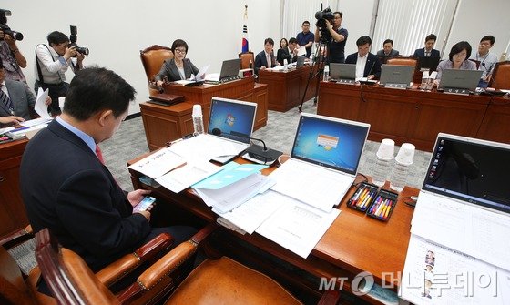 지난 9일 오후 서울 여의도 국회에서 열린 서민주거복지 특별위원회 전체회의에서 이미경 위원장과 여야 의원들이 활동기한을 6개월 연장하는 안건을 의결했다.