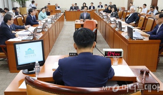 25일 서울 여의도 국회에서 열린 보건복지위원회 전체회의에서 여야 의원들이 감염병의 예방 및 관리에 관한 법률 일부개정법률안을 논의하고 있다. 2015.6.25/뉴스1 <저작권자 © 뉴스1코리아, 무단전재 및 재배포 금지>
