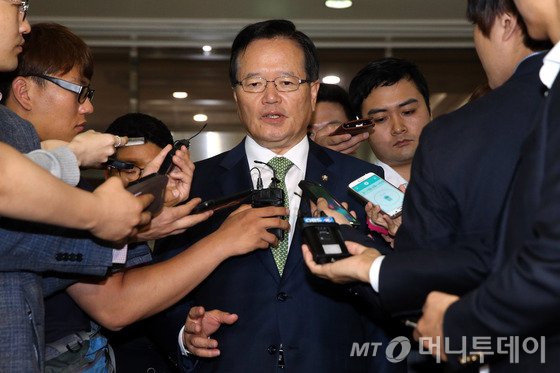 정의화 국회의장이 26일 오전 서울 여의도 국회 본청으로 출근하며 취재진의 질문에 답하고 있다. 2015.6.26/뉴스1  <저작권자 © 뉴스1코리아, 무단전재 및 재배포 금지>