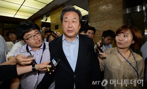 새누리당 김무성 대표가 25일 오후 서울 여의도 국회에서 열린 의원총회를 마친 뒤 의총장을 나서고 있다. 2015.6.25/뉴스1  <저작권자 &copy; 뉴스1코리아, 무단전재 및 재배포 금지>