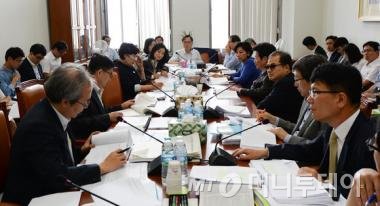 25일 오전 서울 여의도 국회에서 열린 보건복지위원회 법안심사소위원회에서 이명수 위원장과 여야 의원들이 메르스 법률안을 심사하고 있다. 사진=뉴스1.