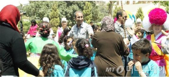 사회적기업 주간을 맞아 지난 2일까지 열린 사회적기업 크라우드펀딩경연대회에서 사회적기업 '전통 연희단 잔치마당'이 우리 농악을 해외에서 공연해 알리는 '아리랑 국가대표 프로젝트'로 1364만 원을 모으는 데에 성공해 대상을 수상했다. 사진은 전통 연희단 잔치마당의 해외 공연 장면.