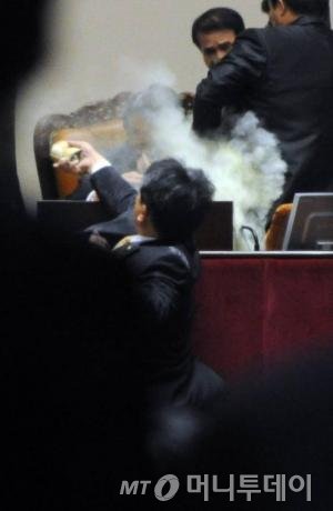 2009년 5월, 정의화 당시 2015광주하계유니버시아드대회 유치위원장이 유치 결정소식에 기뻐하고 있다./정의화 국회의장 제공