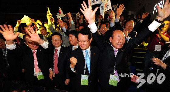정의화 국회의장이 17일 서울 여의도 국회 잔디광장에서 펼쳐진 '열린국회 북 페스티벌, 꿈나무 독서캠프' 행사를 찾아 어린이들에게 자신의 어린시절 이야기를 들려주고 있다. 2015.5.17/뉴스1