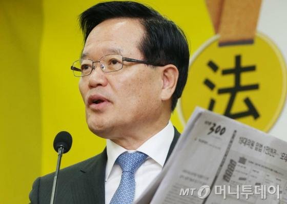 정의화 국회의장이 30일 오전 서울 여의도 국회 본청으로 출근길에 기자들과 만나 오는 6일 본회의에서 국회법 개정안을 다시 재의결에 부치겠다고 밝혔다.2015.6.30/뉴스1