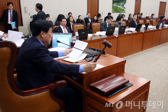 박기춘 국회 국토위원장이 10일 오전 서울 여의도 국회에서 열린 국토교통위원회 전체회의에서 의사봉을 두드리며 국무위원후보자(국토교통부장관 후보자 유일호)인사청문경과보고서 채택의 건을 가결하고 있다/ 사진=뉴스1