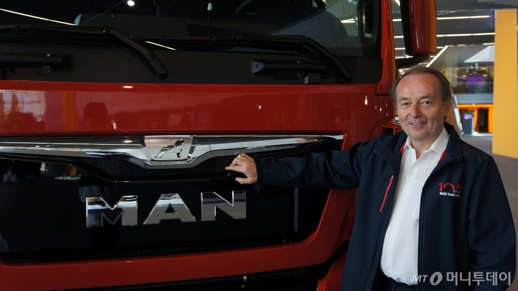 막스 버거 만(MAN)트럭버스코리아 사장이 지난달 30일(현지시간) 독일 바이에른주 뮌헨에 위치한 만트럭 본사 '트럭포럼'에서 포즈를 취하고 있다. 만트럭은 올해 트럭 생산 100주년을 기념중이다./사진=박상빈 기자