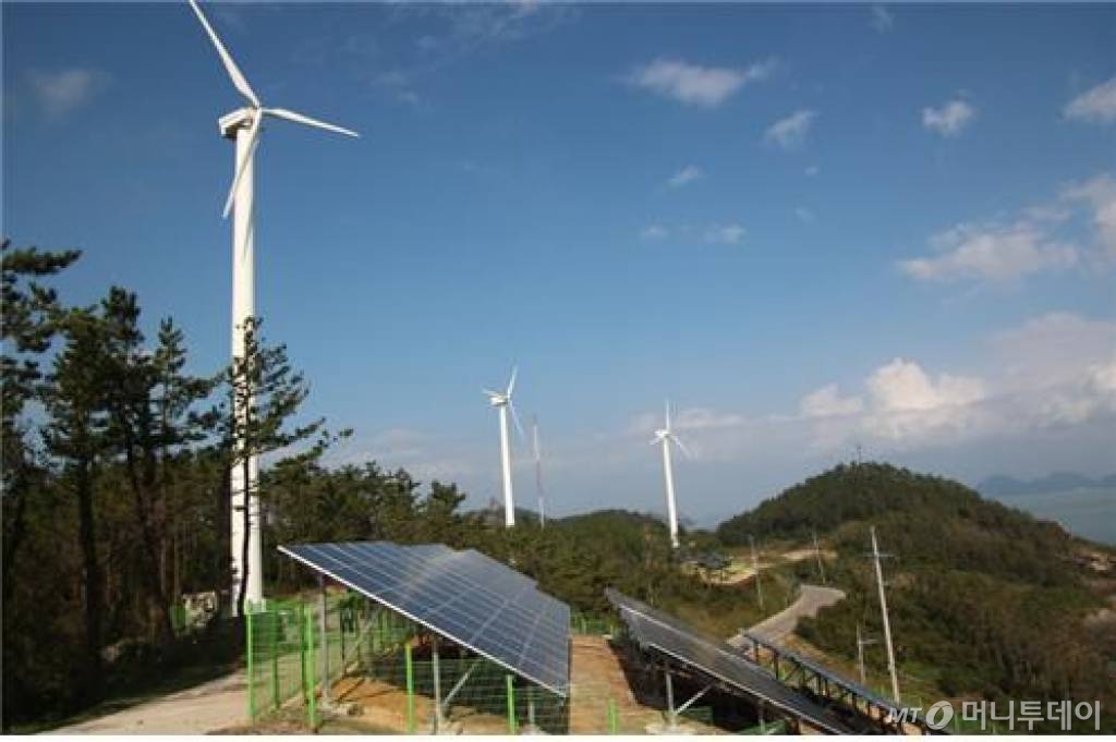 한전에서 운영 중인 '에너지자립섬' 전라남도 진도군 가사도에 구축된 풍력, 태양광 설비 / 사진제공=한국전력공사