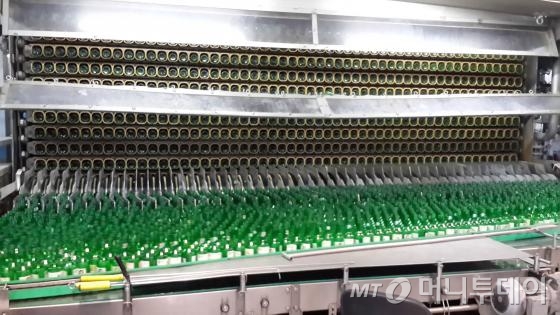 지난 3일 경기도 이천시 무촌리에 위치한 하이트진로 이천제조창에서 수거된 빈병이 재사용을 위해 세병기(세척기)에 투입되고 있다./사진=하이트진로 제공