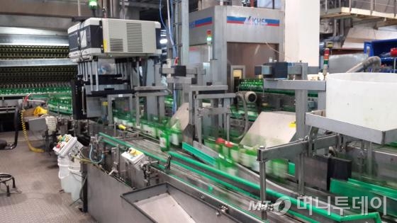 지난 3일 경기도 이천시 무촌리에 위치한 하이트진로 이천제조창에서 세척을 마친 빈병이 재사용을 앞두고 세척병검사기를 통과하고 있다./사진=하이트진로 제공