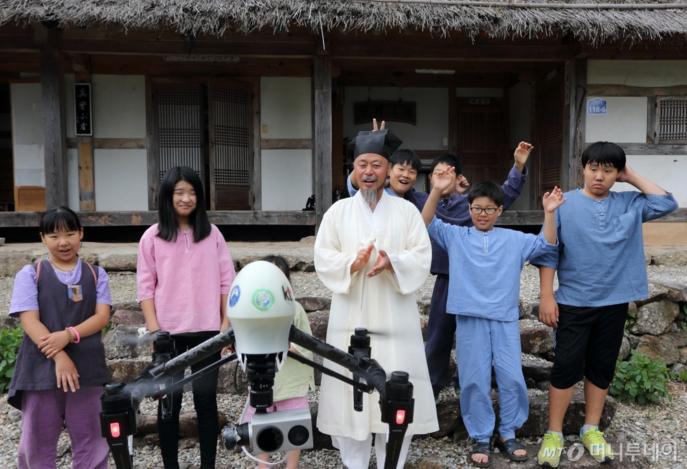 KT는 6일 경상남도 하동군 청암면 묵계리에 위치한 청학동에서 기가 인프라와 지역 맞춤형 IT 솔루션을 적용한 '청학동 기가 창조마을' 구축을 선포했다. 황창규 KT 회장(왼쪽), 윤상기 하동군수( 중앙), 이준원 농림축산식품부 차관보(오른쪽)이 청학동 기가창조마을에 기증된 드론의 시범운행을 지켜보는 모습.