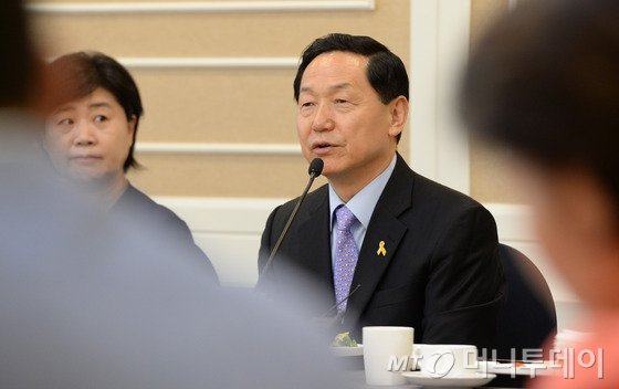 새정치민주연합 김상곤 혁신위원장이 3일 서울 여의도 국회 귀빈식당에서 열린 초선의원 1차 간담회에서 인사말을 하고 있다. 2015.7.3/뉴스1 <저작권자 © 뉴스1코리아, 무단전재 및 재배포 금지>