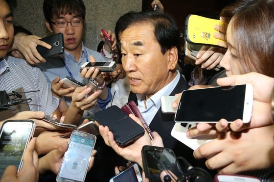 새누리당 이재오 의원이 1일 서울 여의도 국회에서 열린 비공개 최고중진연석회의를 마친 뒤 자리를 뜨며 취재진의 질문에 답하고 있다. 2015.7.1/사진=뉴스1