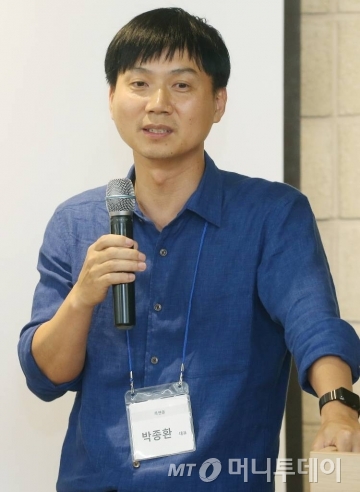 7일 오후 서울 강남구 삼성동 한국인터넷기업협회에서 머니투데이 주최로 열린 대한민국모바일포럼 네트워킹 데이에서 박종환 록앤올 대표가 강연을 하고 있다./사진=이동훈 기자