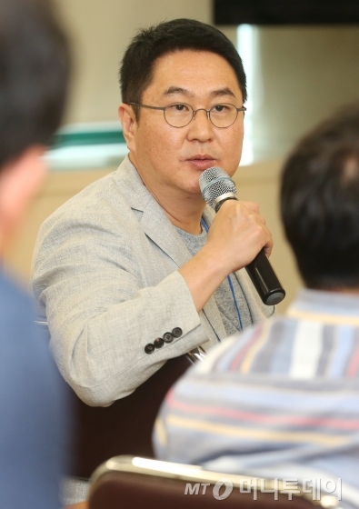 이석우 다음카카오 대표가 록앤올 인수 후 계획을 묻는 참석자의 질문에 대답하고 있다. /사진=이동훈 기자