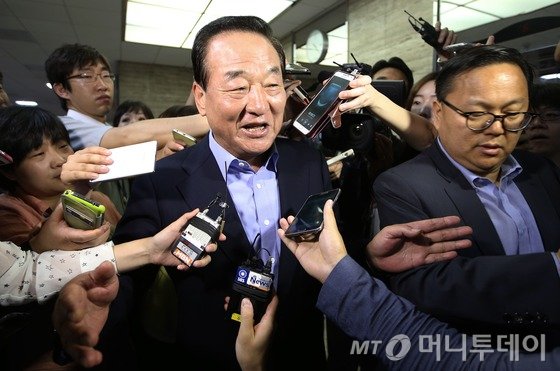 새누리당 서청원 최고위원이 8일 서울 여의도 국회에서 열린 '유승민 원내대표 거취에 관한 논의의 건'이 안건으로 상정된 의원총회에서 잠시 자리를 뜨며 취재진의 질문에 답하고 있다. 2015.7.8/뉴스1