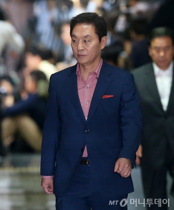 새누리당 정두언 의원이 8일 서울 여의도 국회에서 열린 '유승민 원내대표 거취에 관한 논의의 건'이 안건으로 상정된 의원총회에 참석하고 있다. 2015.7.8/뉴스1