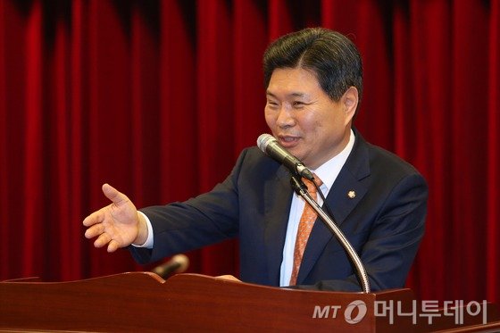 홍문종 새누리당 의원이 6일 서울 여의도 국회도서관에서 '과학기술 ICT 외교강화 어떻게 할 것인가'를 주제로 열린 세계과학정상회의 성공희망 정책토론회에서 축사를 하고 있다. 2015.5.6/뉴스1 <저작권자 © 뉴스1코리아, 무단전재 및 재배포 금지>