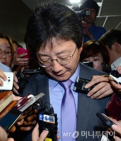 새누리당 유승민 원내대표가 7일 서울 여의도 국회에서 열린 자신의 거취와 관련한 긴급 최고위원회의를 마친 뒤 퇴장하며 고개를 떨구고 있다. 새누리당은 이 자리에서 유승민 원내대표의 거취 문제와 관련한 의원총회를 8일 오전 9시 소집키로 했다. 2015.7.7/뉴스1