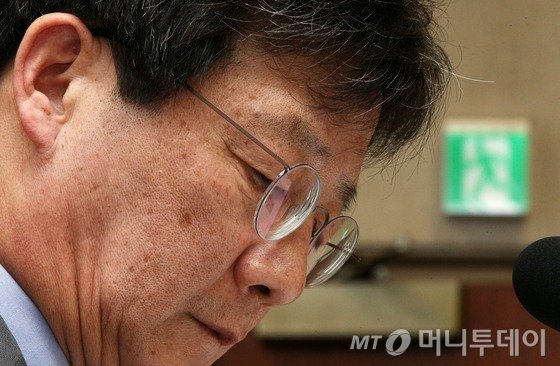 새누리당 유승민 원내대표가 7일 서울 여의도 국회에서 열린 운영위원회 전체회의에서 굳은 얼굴로 생각에 잠겨 있다. 새누리당은 이날 긴급 최고위원회의에서 유 원내대표의 '사퇴 권고 결의안' 채택을 위한 의원총회를 8일 오전 9시에 소집키로 했다. 2015.7.7/뉴스1 <저작권자 © 뉴스1코리아, 무단전재 및 재배포 금지>