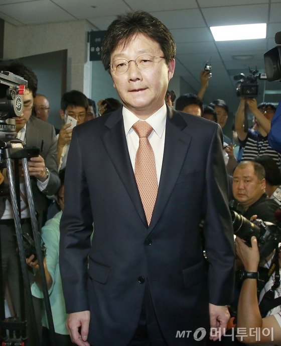 유승민 새누리당 원내대표가 8일 오후 원내대표 사퇴 기자회견을 위해 의원회관을 떠나고 있다. 2015.7.8/뉴스1 <저작권자 © 뉴스1코리아, 무단전재 및 재배포 금지>