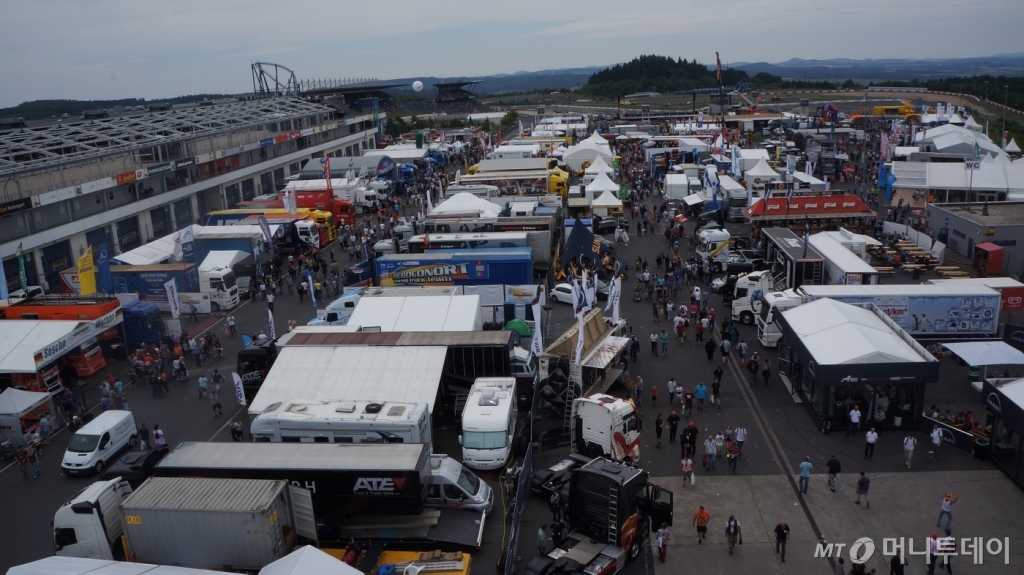 지난달 28일(현지시간) 유로피언 트럭레이싱이 열린 독일 뉘르부르크 뉘르부르크링 서킷 밖으로 30주년 각종 행사가 펼쳐지고 있다./사진=박상빈 기자