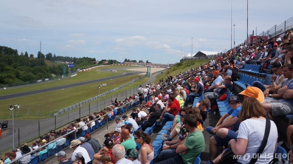 지난달 28일(현지시간) 유로피언 트럭레이싱이 열린 독일 뉘르부르크 뉘르부르크링 서킷에 많은 유럽 관중들이 경기를 기다리고 있다./사진=박상빈 기자