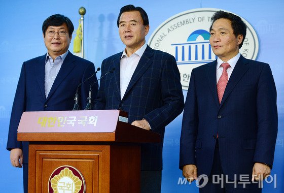 홍문표 국회 예결위원장과 여야 간사인 이학재 새누리당 의원, 이춘석 새정치민주연합 의원이 지난해 11월 30일 오후 서울 여의도 국회 정론관에서 기자회견을 갖고 있다. 예결위원장과 여야 간사는 기자회견을 통해 예결위 심사를 이틀 연장하겠다는 입장을 밝혔다. 왼쪽부터 이춘석 새정치민주연합 의원, 홍문표 예결위원장, 이학재 새누리당 의원. /사진=뉴스1