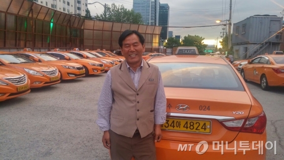 한국택시협동조합의 유니폼. 아직 택시 도색이 완료되지 않아 택시 차량은 여전히 주황색이지만 오는 14일부터 노란색 '쿱(coop)' 택시로 바뀐다. /사진=김희정기자