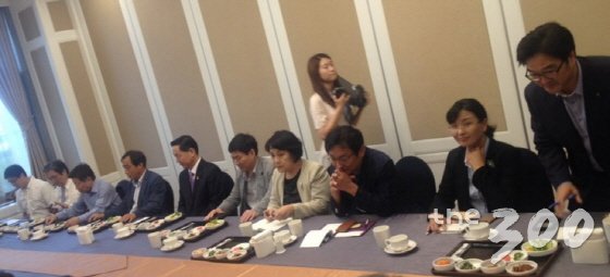 새정치민주연합 혁신위와 3선 중진의원들이 10일 국회에서 조찬 간담회를 가졌다. 혁신위 측/사진=머니투데이