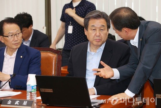 정부가 편성한 메르스, 가뭄 추가경정예산안을 놓고 여야간 입장이 엇갈리고 있는 가운데 10일 오후 서울 여의도 국회에서 열린 농림축산식품해양수산위원회 전체회의에서 안효대 여당 간사와 대화를 나누고 있다. /사진=뉴스1