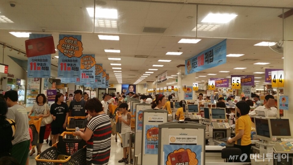 11일 저녁 경기도 평택시 이마트는 사람들로 가득했다./ 사진=이영민 기자