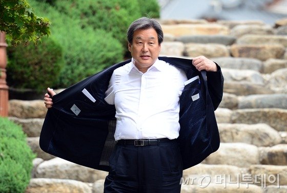 김무성 새누리당 대표가 11일 서울 여의도 국회 사랑재에서 열린 한-일 수교 50주년 기념 '한-일 의원 친선바둑교류전'에 참석한 뒤 윗옷을 벗으며 차량으로 향하고 있다. 2015.7.11/뉴스1 <저작권자 © 뉴스1코리아, 무단전재 및 재배포 금지>