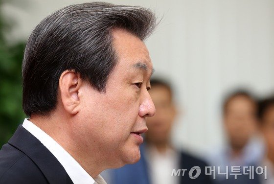 취임 1주년을 하루 앞둔 김무성 새누리당 대표가 13일 서울 여의도 국회에서 열린 취임 1주년 기자회견에서 회견문을 발표하고 있다. 김 대표는 이 자리에서 여야 동시 오픈프라이머리(완전국민경선제) 실시와 19대 국회 내 국회 선진화법 개정을 야당에 제안했다. 2015.7.13/뉴스1