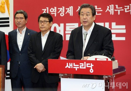 취임 1주년을 하루 앞둔 김무성 새누리당 대표가 13일 서울 여의도 국회에서 열린 취임 1주년 기자회견에서 회견문을 낭독하고 있다. 김 대표는 이 자리에서 여야 동시 오픈프라이머리(완전국민경선제) 실시와 19대 국회 내 국회 선진화법 개정을 야당에 제안했다. 2015.7.13/뉴스1  <저작권자 © 뉴스1코리아, 무단전재 및 재배포 금지>