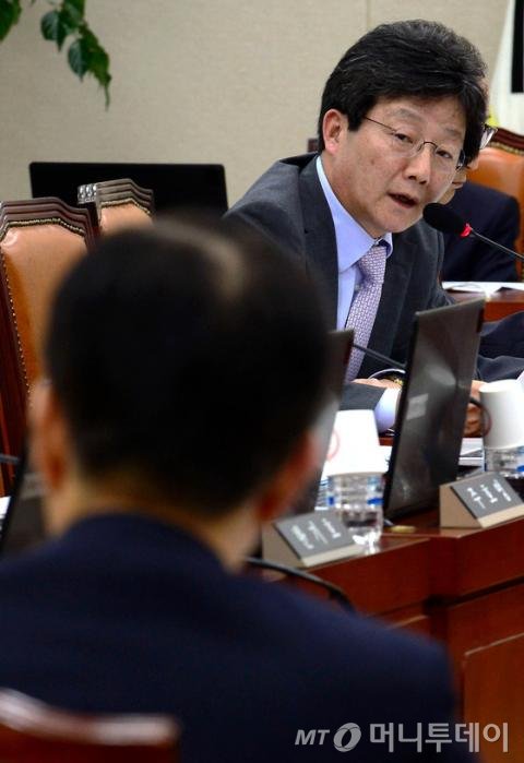 원내대표직에서 내려온 유승민 새누리당 의원이 13일 오후 서울 여의도 국회 국방위원회 전체회의에서 추가경정 예산과 관련해 한민구 국방부 장관에게 질의를 하고 있다. /사진=뉴스1