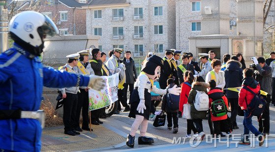 개학철 '스쿨존 어린이 교통안전' 합동 캠페인이 열린 10일 오전 전북 전주시 효자동 문학초등학교 앞에서 전북도교육청과 전북지방경찰청 및 유관기관 관계자들이 교통안전지도를 실시하고 있다.2015.3.10/뉴스1