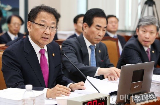 지난 4월20일 서울 여의도 국회에서 열린 국토교통위원회 전체회의에서 유일호 국토교통부 장관이 의원들의 질의에 답하고 있다./사진=뉴스1
