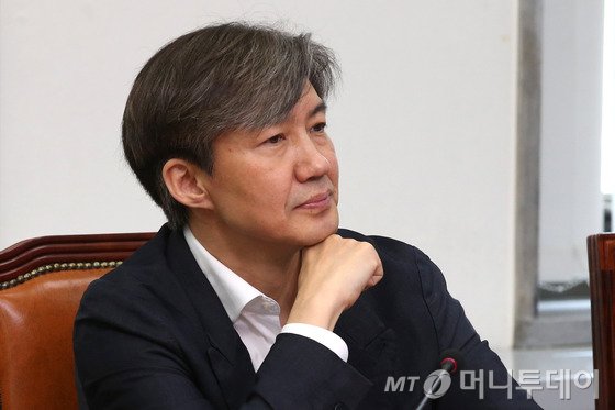 조국 새정치민주연합 혁신위원이 12일 오전 서울 여의도 국회에서 열린 당권재민 혁신위원회 제1차 회의에 참석해 생각에 잠겨있다. 2015.6.12/뉴스1 <저작권자 © 뉴스1코리아, 무단전재 및 재배포 금지>